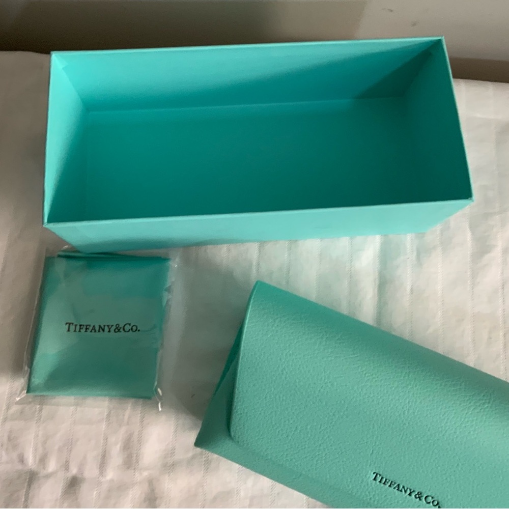 Authentic Tiffany & Co. sunglass case set in the signature Tiffany blue. - Picture 2 of 5